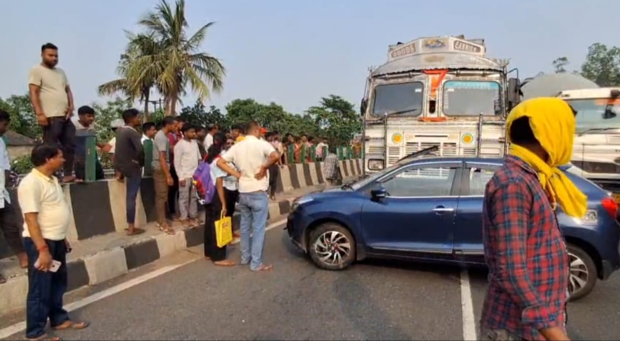 দুর্গাপুরে জাতীয় সড়কে দুর্ঘটনা, পুলিশের গাড়িতে ট্রাকের ধাক্কা