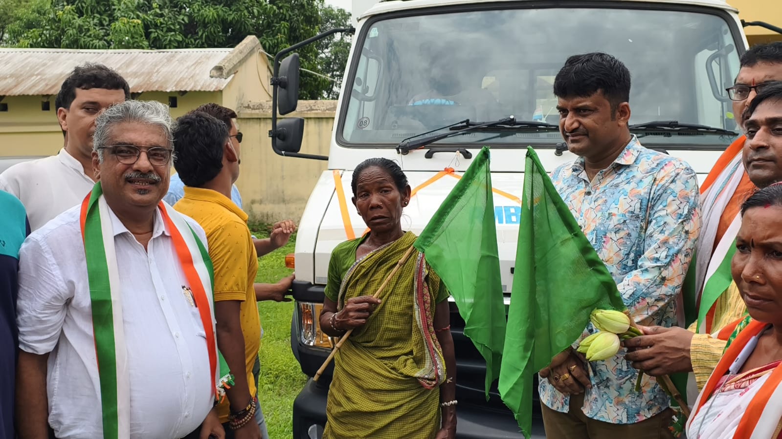 অ্যাম্বুল্যান্স উদ্বোধনের সুযোগ পেয়ে কেঁদে ফেললেন পুত্র হারা আদিবাসী মহিলা