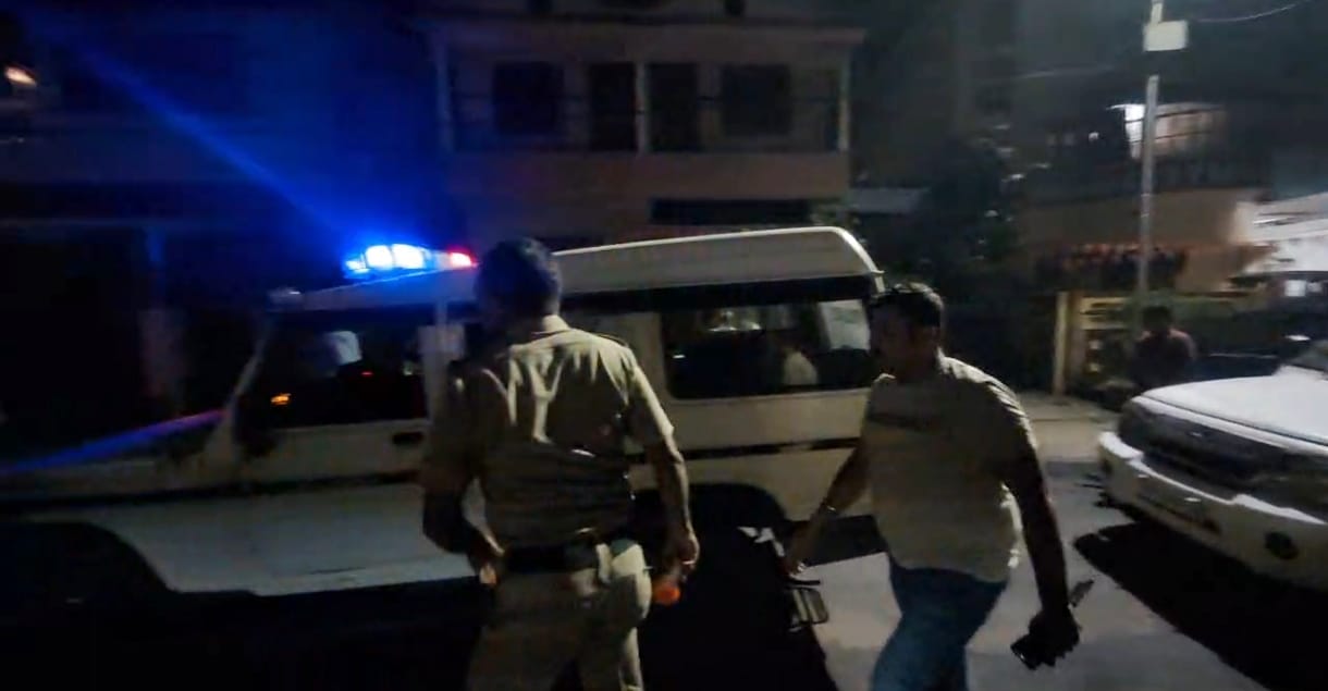 পাড়ার লোকের তাড়া খেয়ে পালাতে গিয়ে পড়ে গেল মোবাইল, তারপর?