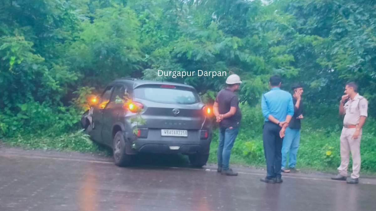 Accident News. নিয়ন্ত্রণ হারিয়ে দ্রুত গতির গাড়ি ধাক্কা মারল রাস্তার ধারের বিদ্যুতের পোলে