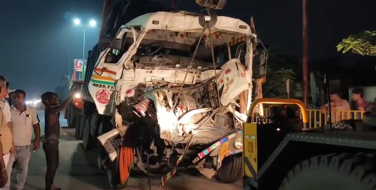 Accident News. রাতে দুর্গাপুরে জাতীয় সড়কে ভয়াবহ দুর্ঘটনা