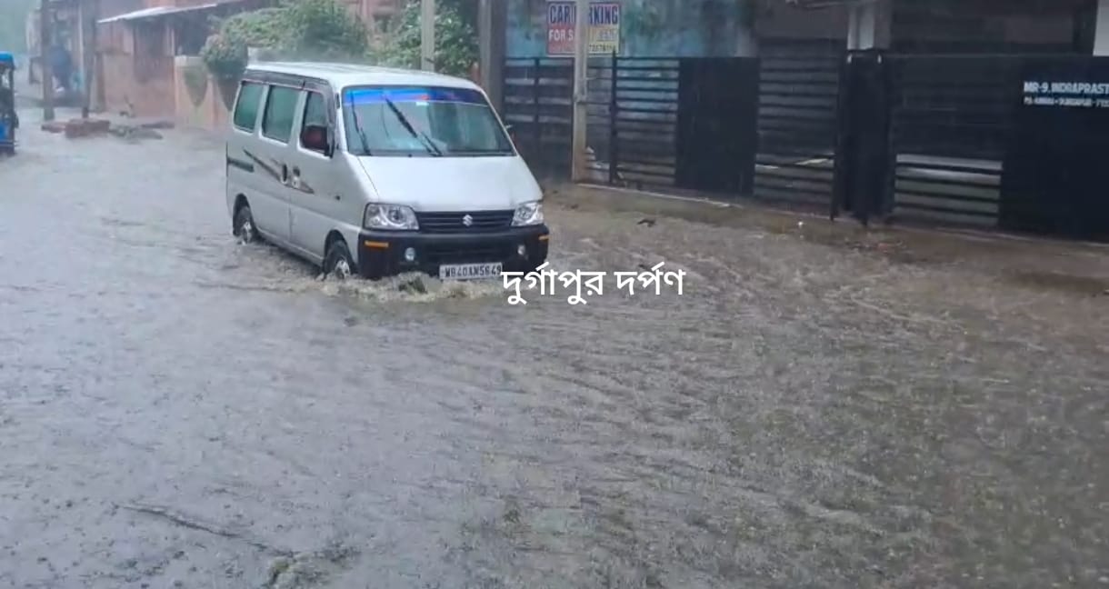 টানা বৃষ্টিতে জলমগ্ন শহরের বিভিন্ন এলাকা