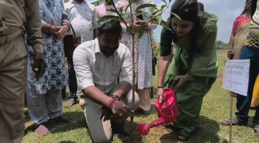 কাঁকসায় বনমহোৎসবে গাছ লাগালেন এসডিও, বিডিও