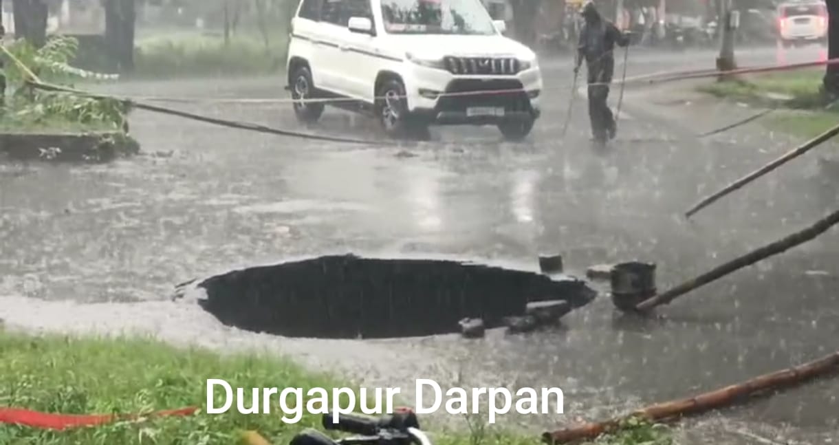 প্রধানমন্ত্রীর সভার দিনেই দুর্গাপুরের রাস্তায় নামল বিশাল ধস