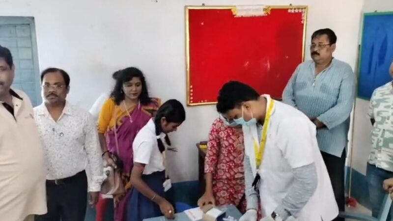 সারভাইকাল ক্যানসার রুখতে জেমুয়া ভাদুবালা বিদ্যাপীঠে ছাত্রীদের ভ্যাকসিন দেওয়া হল