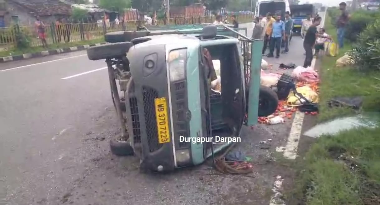Accident news. সাত সকালে জাতীয় সড়কে উল্টে গেল ছোট ট্রাক