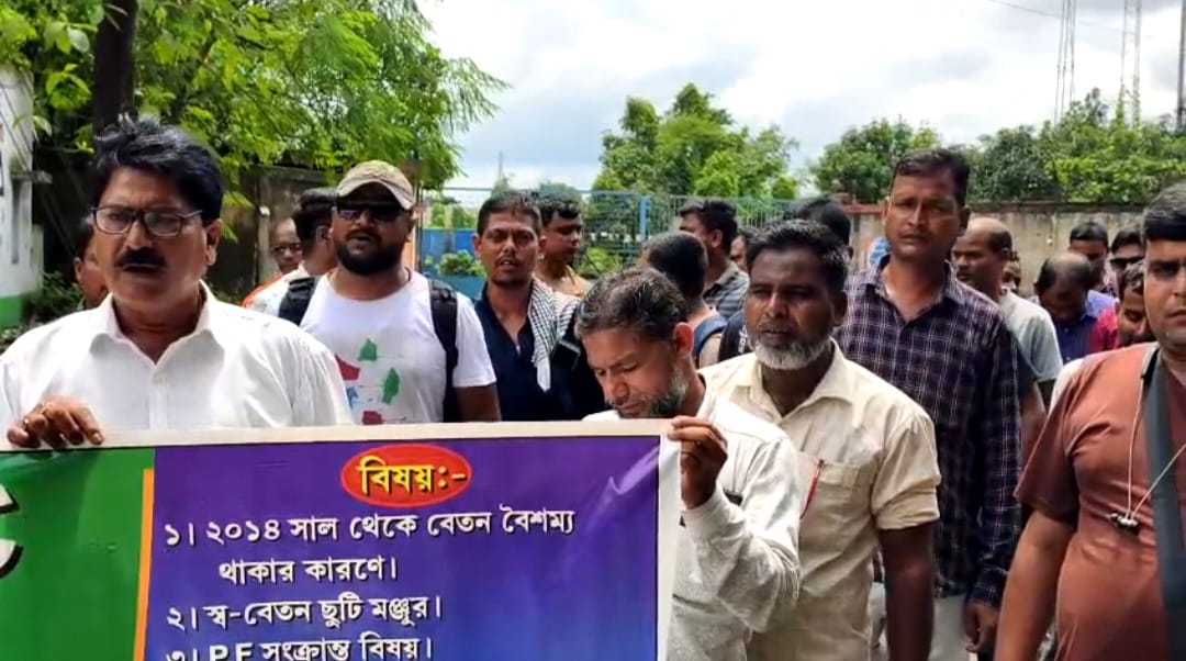 বিভিন্ন জেলা থেকে আসা তৃণমূল কর্মীরা এসবিএসটিসি-র বিরুদ্ধে আন্দোলনে নামলেন