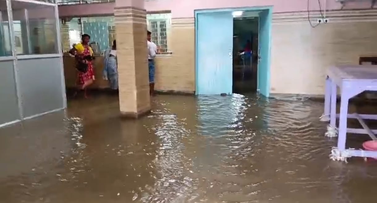 এক রাতের বৃষ্টিতে ভেসে গেল পানাগড় ব্লক প্রাথমিক স্বাস্থ্যকেন্দ্র!