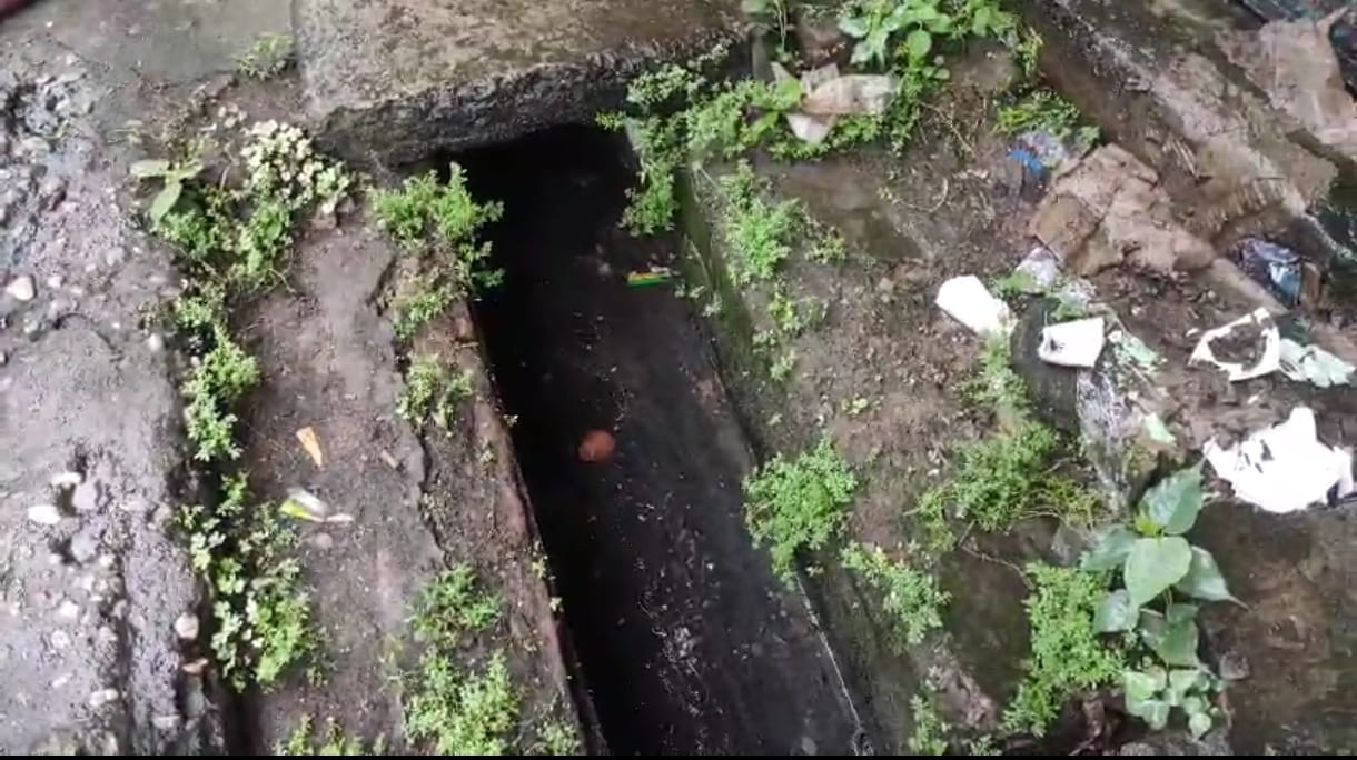 মর্মান্তিক ঘটনা বেনাচিতিতে, নর্দমায় পড়ে প্লাস্টিকে মোড়া সদ্যজাত