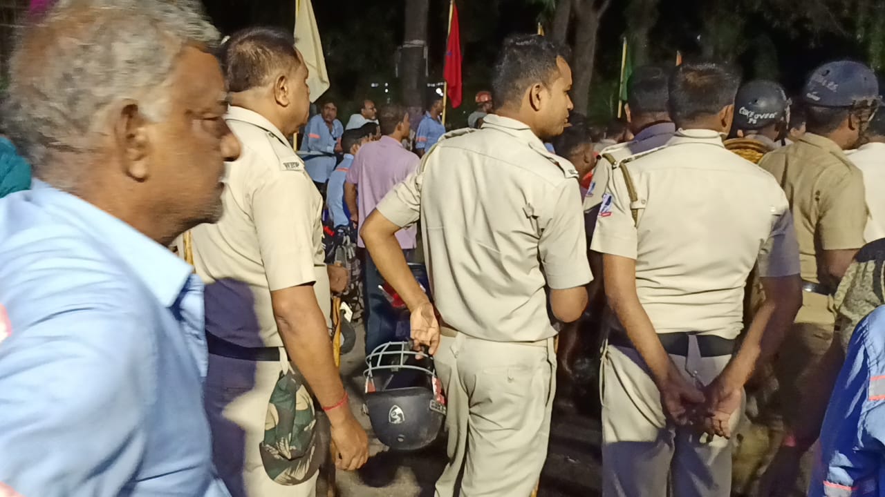 দুর্গাপুরে গ্রাফাইট কারখানায় ৯ ঘন্টার টানটান উত্তেজনা, অবশেষে পুলিশের হস্তক্ষেপে মুক্ত ম্যানেজমেন্ট