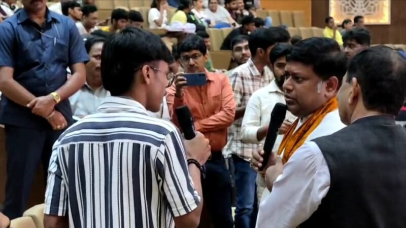 NIT-তে কেন্দ্রীয় শিক্ষা প্রতিমন্ত্রীর সঙ্গে তর্কে জড়ালো দুই ছাত্র!