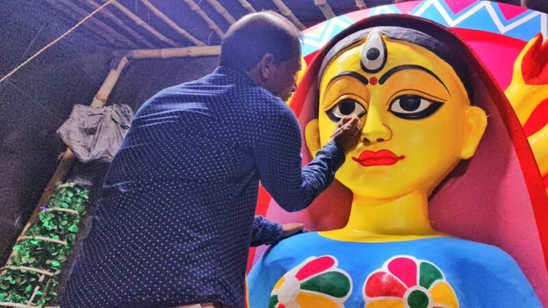 চেনা ছক ভেঙে অভিনব দুর্গা প্রতিমা গড়ে নজর কাড়ছেন দুর্গাপুরের এই শিল্পী