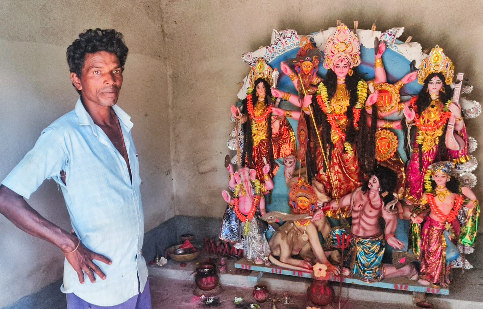 জঙ্গলমহলের গভীরে শতাব্দী প্রাচীন দুর্গাপুজোয় নেই কোনও ব্রাহ্মণ পুরোহিত