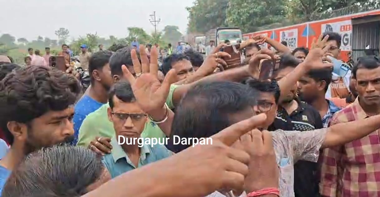 পুজোর আগে জামুড়িয়ার বেসরকারি কারখানার সামনে বিক্ষোভ