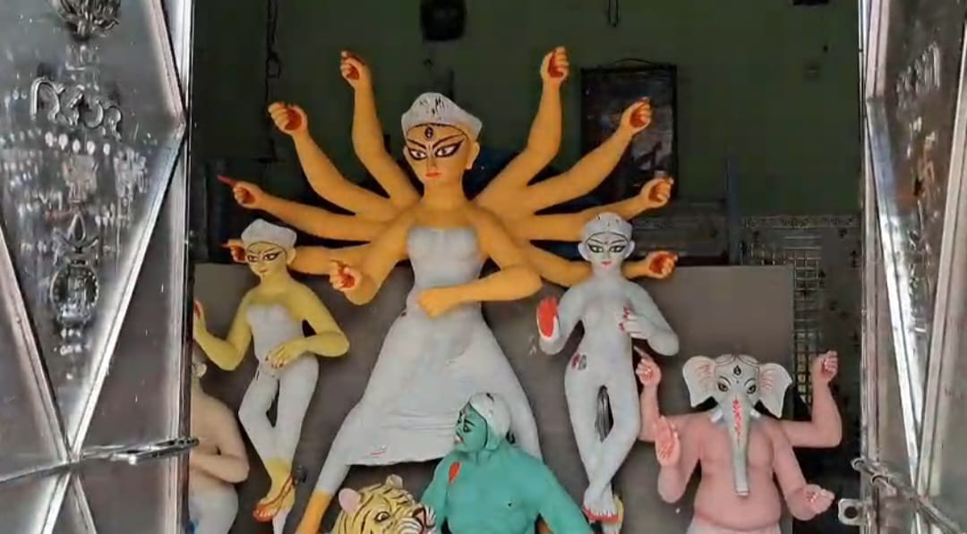 ২১৭ বছরের ঐতিহ্য! ব্যাঘ্রবাহিনী রূপে পূজিত হন মদনপুর জমিদারবাড়ির দুর্গা