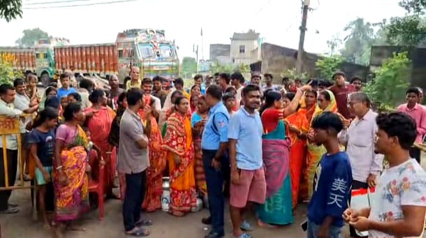 তিন সপ্তাহ জল সরবরাহ বন্ধ! পানীয় জলের দাবিতে পথ অবরোধ আসানসোলে