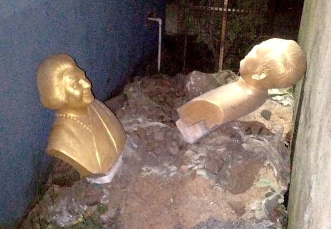 ভাঙচুর করে উপড়ে ফেলা হল দুই প্রয়াত প্রধানমন্ত্রীর আবক্ষ মূর্তি