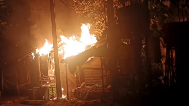 শহরে মদ্যপ দুষ্কৃতীদের তান্ডব, পুড়ে ছাই তিনটি দোকান