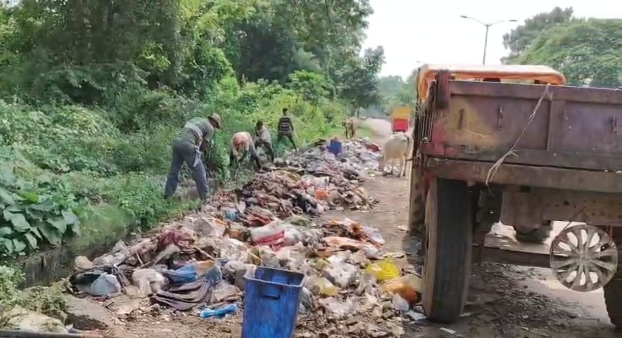 খবরের জের, নিজে দাঁড়িয়ে থেকে এলাকা সাফ করালেন পুর নিগমের প্রশাসকমণ্ডলীর সদস্য