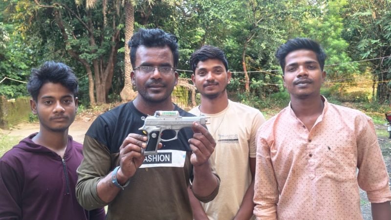 দুর্গাপুরের মাধ্যমিক পাশ যুবকের অভিনব আবিস্কার, নারী সুরক্ষায় বৈদ্যুতিক টিজার গান