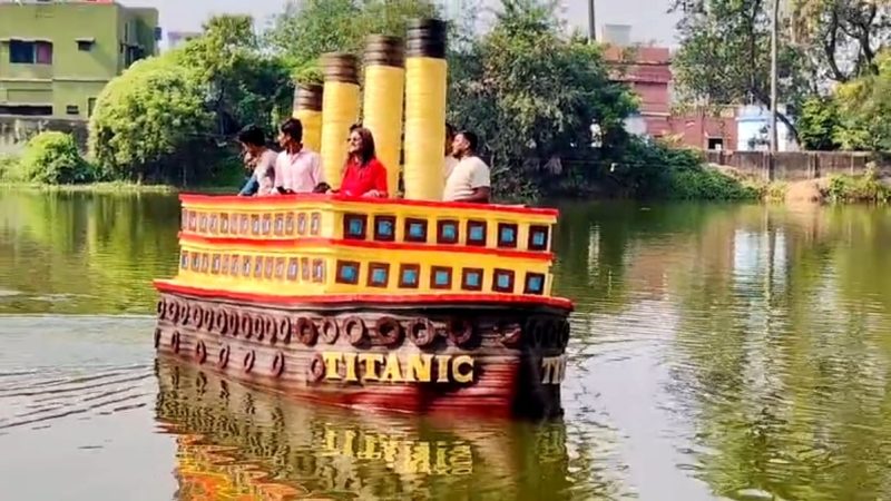 দুর্গাপুরের পুকুরে ভাসল ‘স্বপ্নের টাইটানিক’ — ছোটনের নতুন ম্যাজিক!