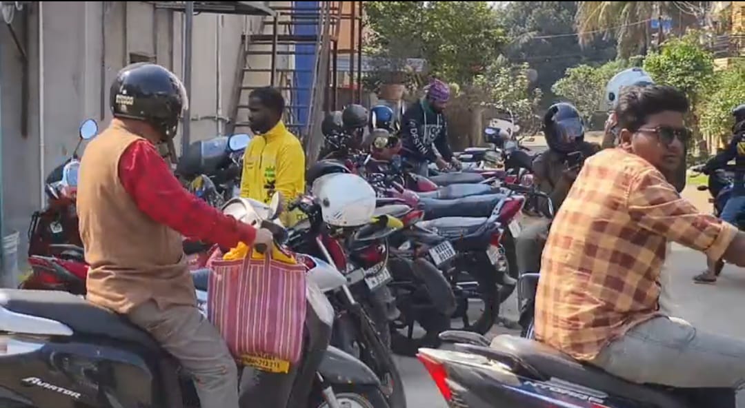 অনলাইন ডেলিভারি সংস্থার বাইকের ভিড়ে নাভিশ্বাস, বিক্ষোভে অম্বুজা টাউনশিপের বাসিন্দারা