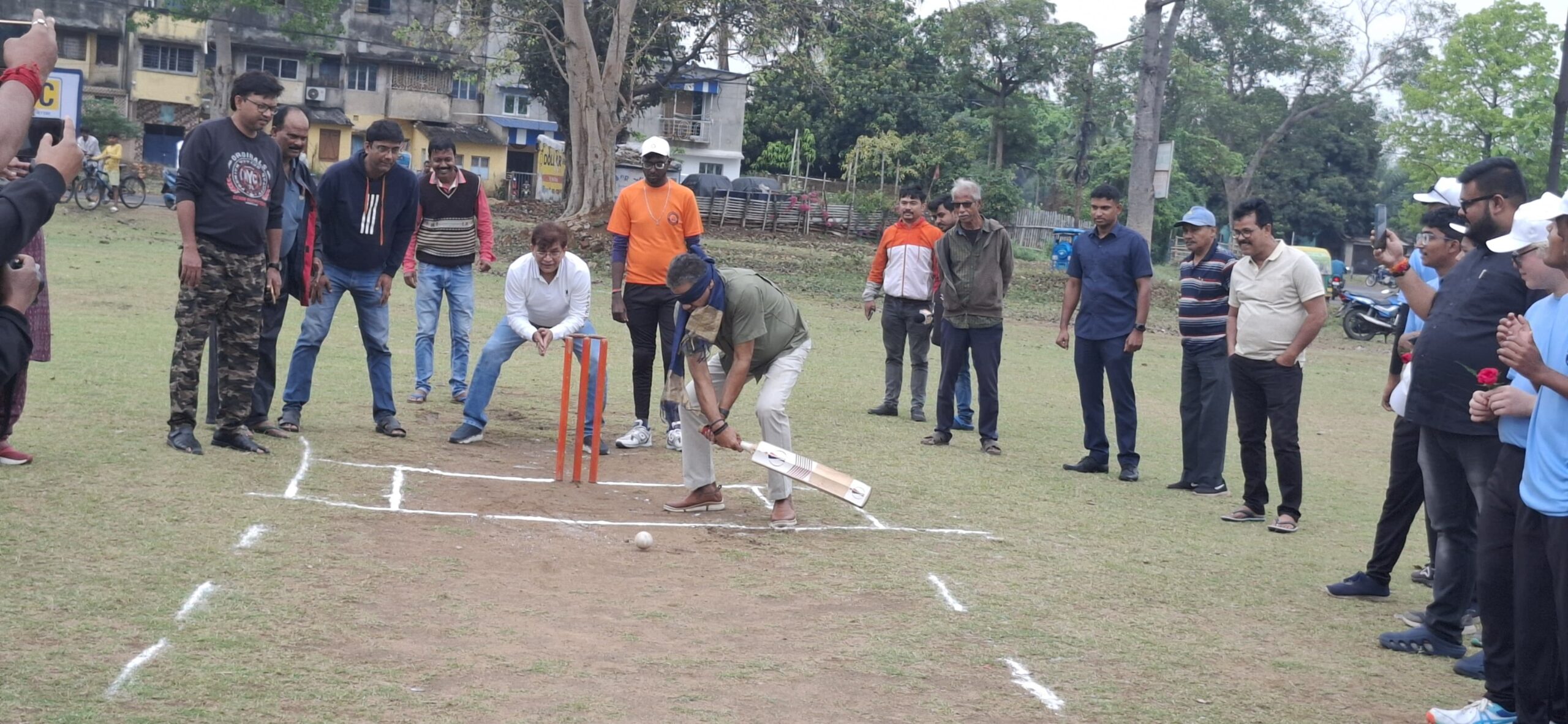 চোখে কাপড় বেঁধে ব্লাইন্ড ক্রিকেটে অংশ নিলেন সাংসদ কীর্তি আজাদ