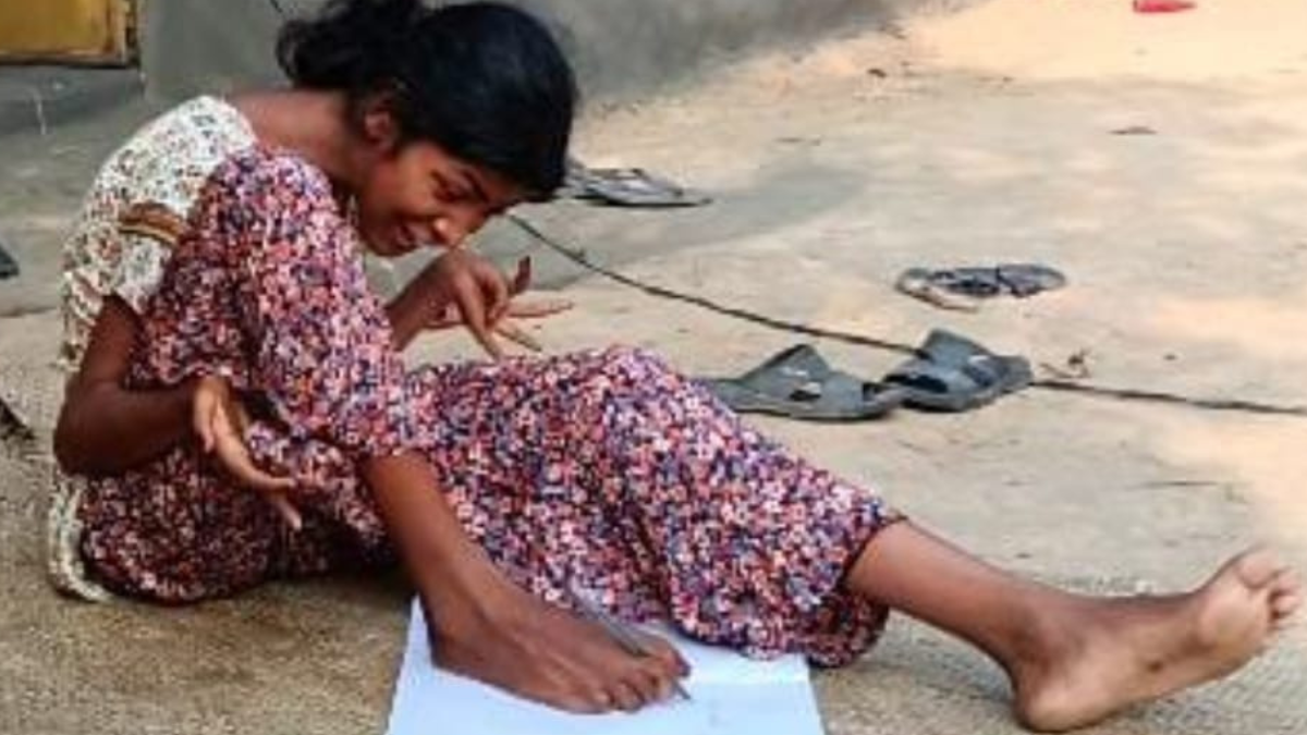 পা দিয়ে লিখেই মাধ্যমিক উত্তীর্ণ হয়ে গেল সীমা মাড্ডি