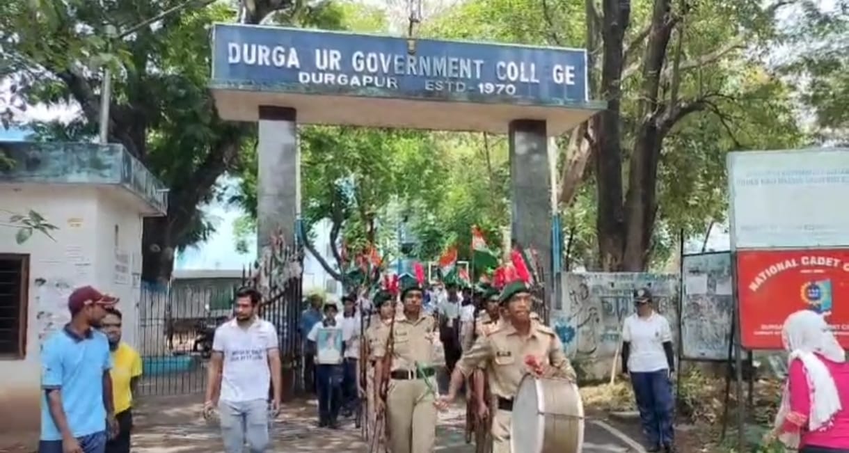 সেনা বাহিনীকে সম্মান জানাতে জাতীয় পতাকা নিয়ে মিছিল তৃণমূল ছাত্র পরিষদের