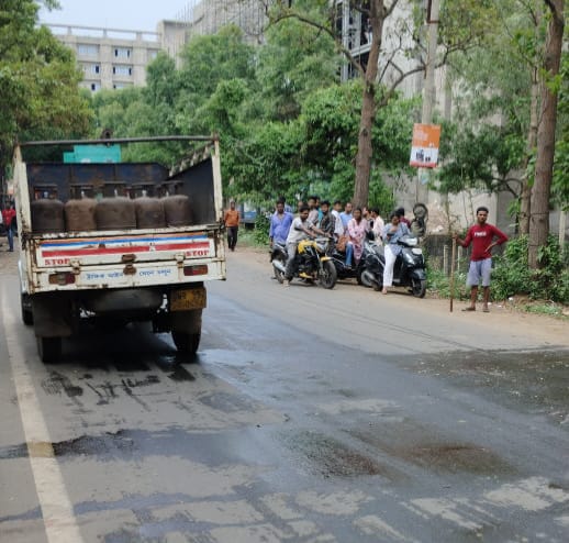 ভর দুপুরে মর্মান্তিক পথ দুর্ঘটনা মলানদিঘীতে