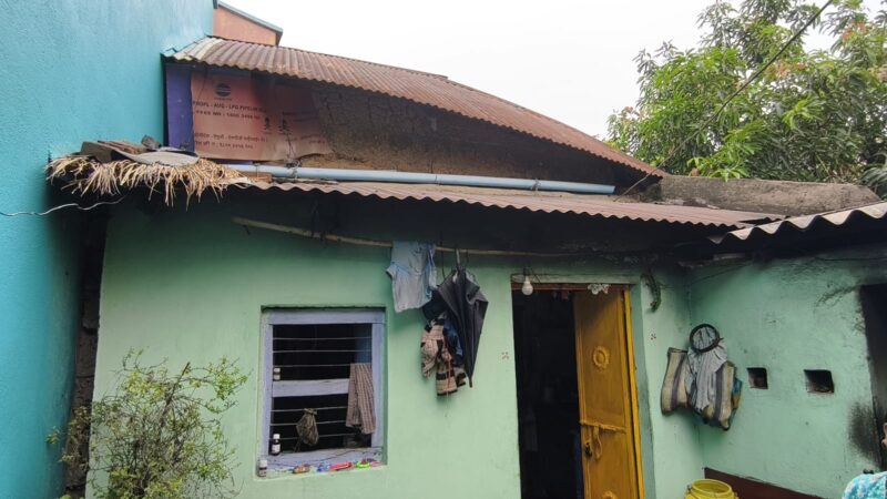 দেওয়ালে ফাটল, বৃষ্টির জল ঢোকে ঘরের ভিতর, আবাসে নাম নেই ফুচকাওয়ালার
