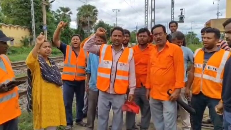 রেলকর্মীকে তুলে নিয়ে গিয়ে মারধরের অভিযোগ বুদবুদ থানার বিরুদ্ধে, প্রতিবাদে অবরোধ মানকরে