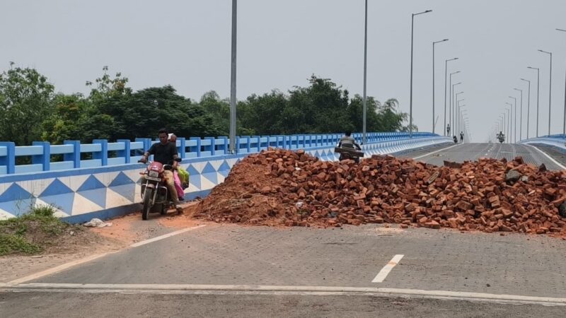 অজয়ের সেতুর উদ্বোধন হয়নি, তবু চলছে ঝুকির যাতায়াত