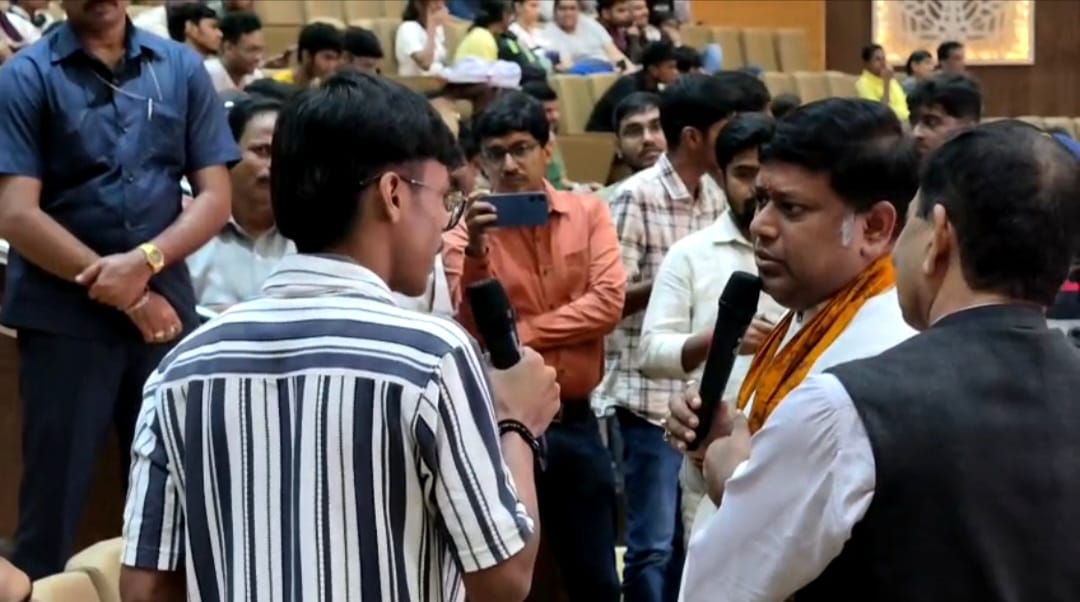 NIT-তে কেন্দ্রীয় শিক্ষা প্রতিমন্ত্রীর সঙ্গে তর্কে জড়ালো দুই ছাত্র!