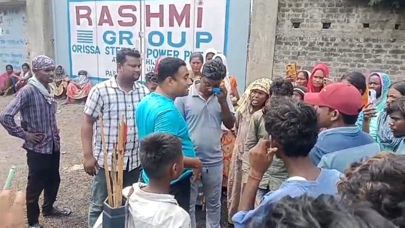 ক্ষতিপূরণের দাবিতে কারখানার গেটে তালা দিয়ে বিক্ষোভ আদিবাসীদের