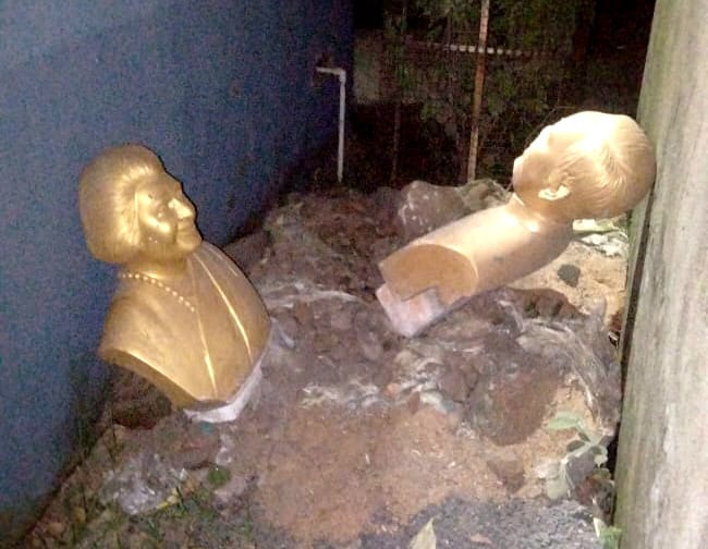 ভাঙচুর করে উপড়ে ফেলা হল দুই প্রয়াত প্রধানমন্ত্রীর আবক্ষ মূর্তি