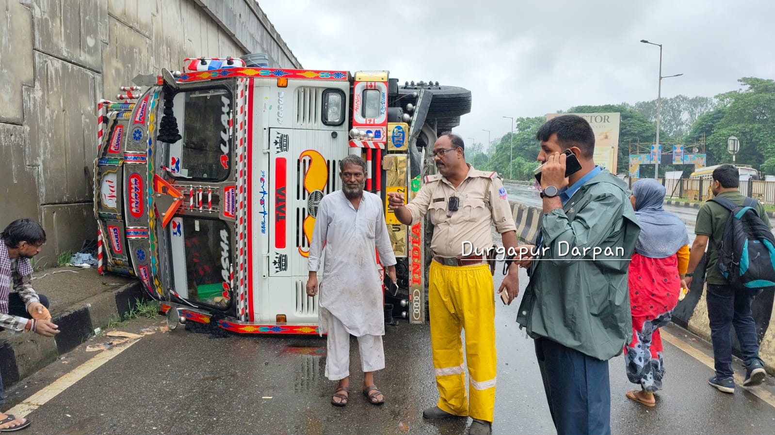 Accident News. দুর্গাপুরের মুচিপাড়ায় উল্টে গেল গুড় বোঝাই লরি