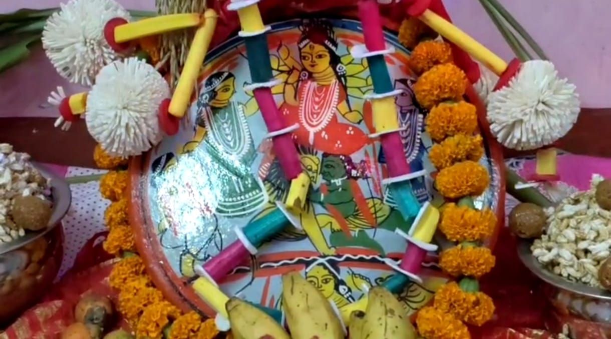 চার প্রজন্ম ধরে চলা ‘সরার লক্ষ্মী পুজো’ আজও অটুট দুর্গাপুরের সাহা পরিবারে