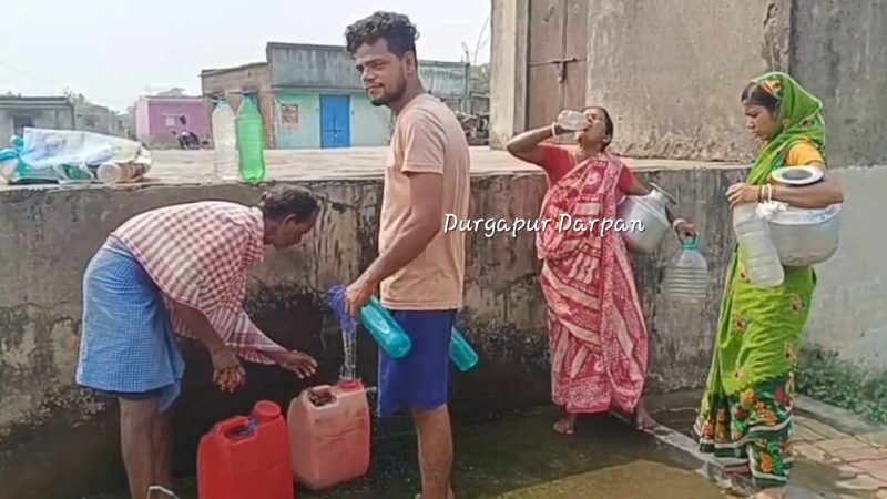 যুগ যুগ ধরে ঝর্ণার জল-ই ভরসা দুর্গাপুরের এই গ্রামে, বিক্রিও হচ্ছে সেই জল