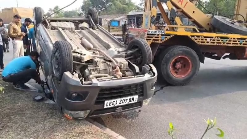 ডাম্পারের ধাক্কায় উল্টে গেল চারচাকা! অলৌকিক রক্ষা দুই যাত্রীর