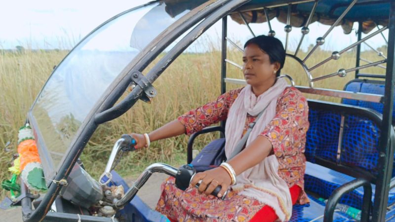 সমাজের বিদ্রুপকে চ্যালেঞ্জ জানিয়ে হাতে স্টিয়ারিং তুলে নিলেন তুলসী