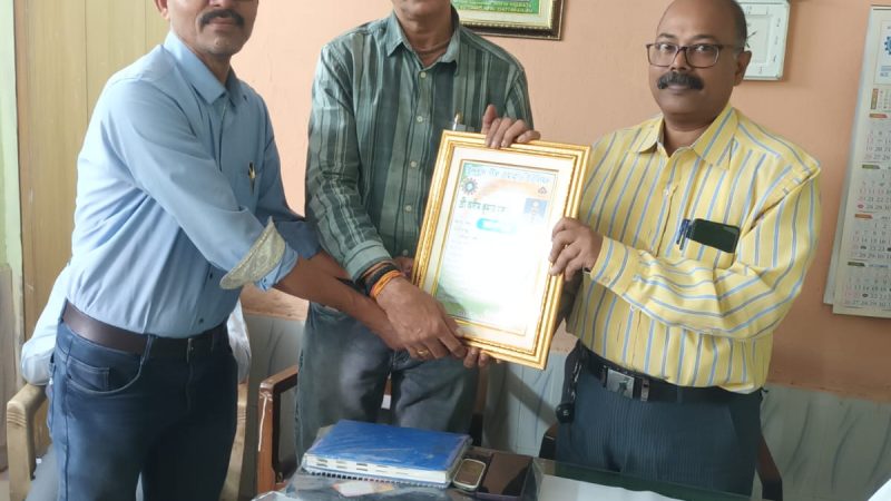 তিন দশকের পুরনো কর্মীকে আবেগঘন বিদায় সংবর্ধনা দিল আইএনটিইউসি