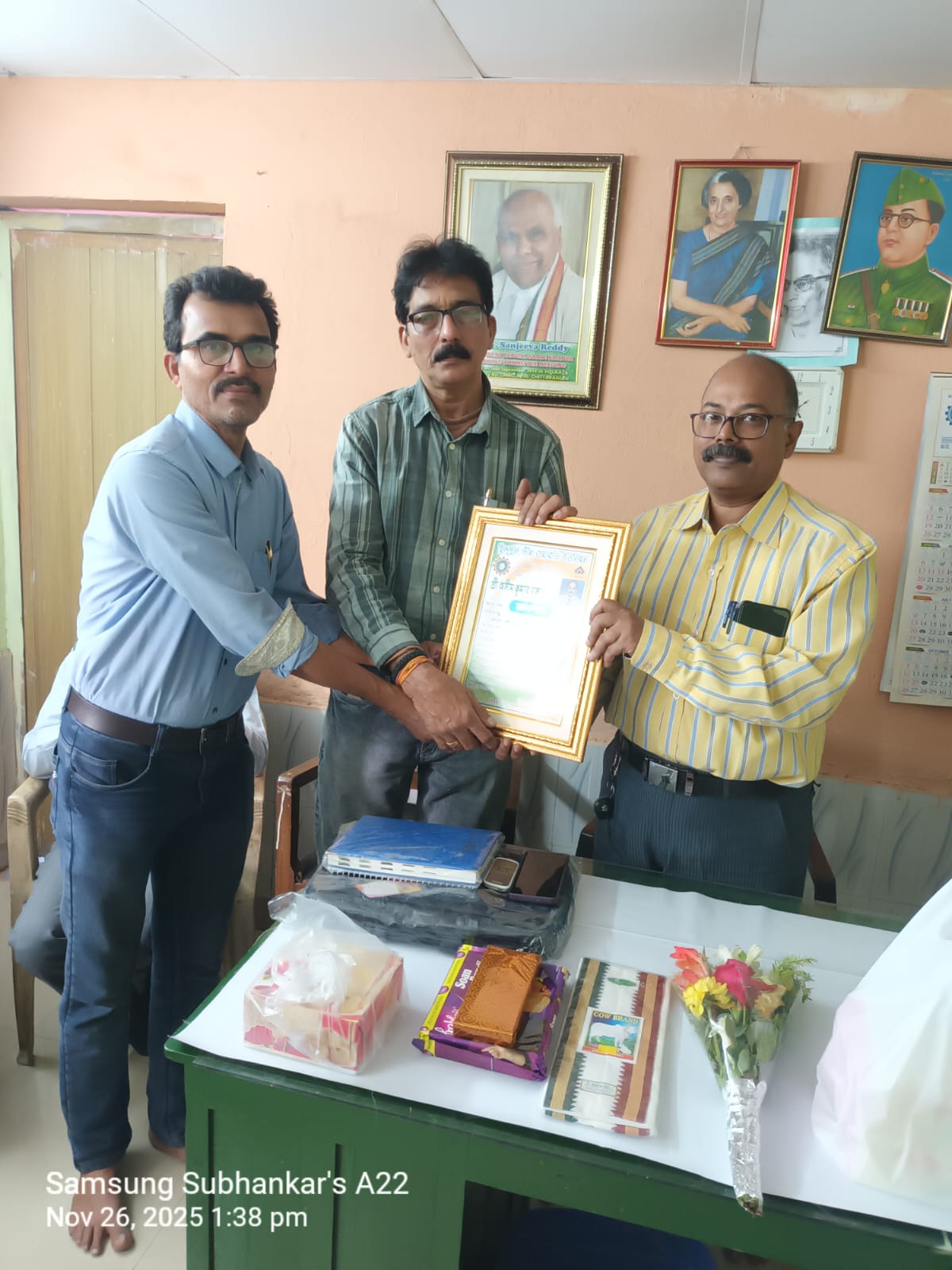 তিন দশকের পুরনো কর্মীকে আবেগঘন বিদায় সংবর্ধনা দিল আইএনটিইউসি