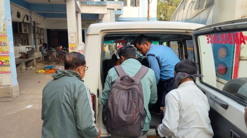 অসুস্থ বৃদ্ধকে রাস্তা থেকে তুলে হাসপাতালে ভর্তি করল স্বেচ্ছাসেবী সংস্থা, পাশে প্রশাসন