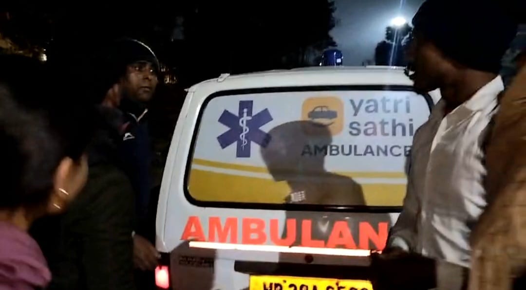 অটো চালকের দাদাগিরি! বাইকে বেপরোয়া ধাক্কা, জখম বাইক আরোহী