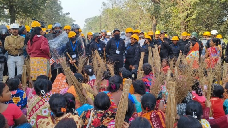 ঝাঁটা হাতে মহিলাদের প্রতিরোধে থমকে ডিটিপিএসের উচ্ছেদ অভিযান, উত্তাল অর্জুনপুর