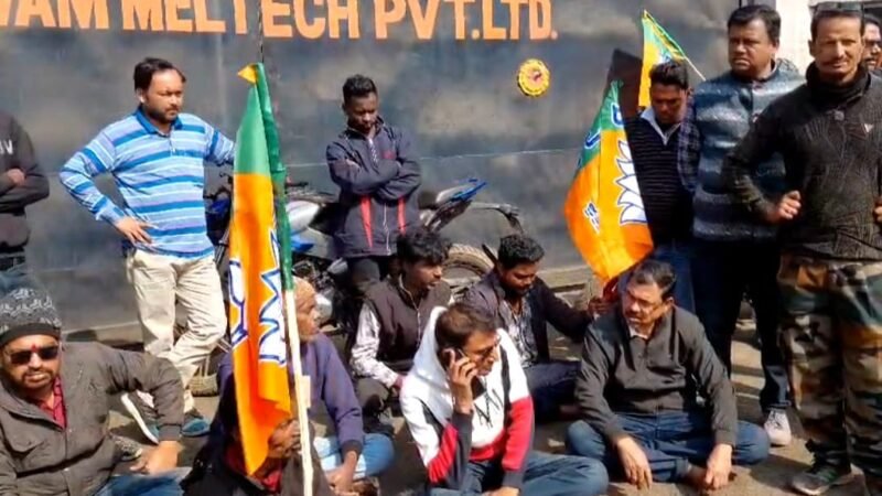 বিজেপি করার ‘অপরাধে’ কাজ থেকে বসানোর অভিযোগ, কারখানার গেট আটকে বিক্ষোভ কাঁকসায়