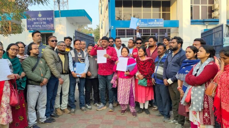 ৭ নম্বর ফর্ম জমা না নেওয়ার অভিযোগ, মহকুমাশাসকের দফতরে বিজেপির বিক্ষোভ