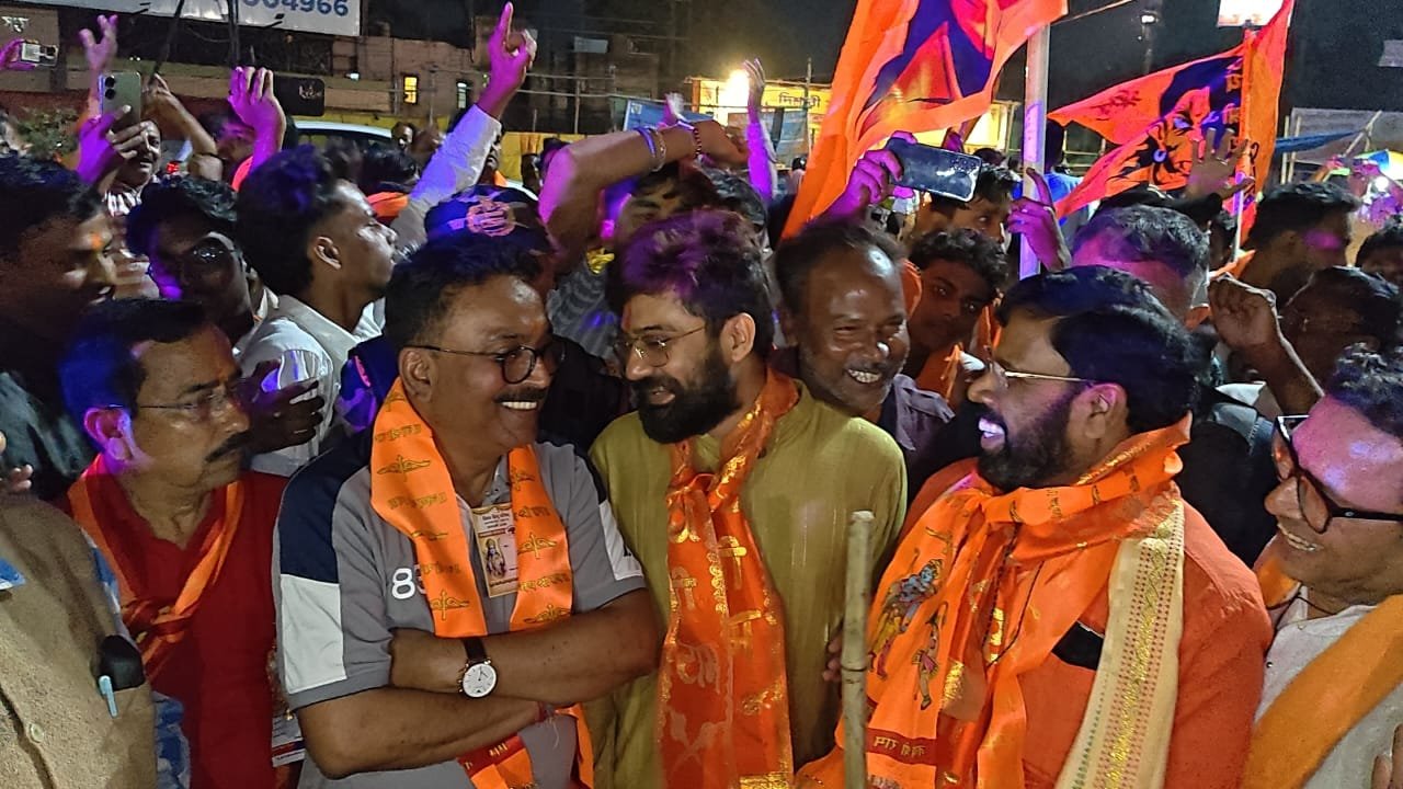 দুর্গাপুরে রামনবমীর মিছিলে মুখোমুখি দুই প্রতিদ্বন্দ্বী, ছড়াল সৌহার্দ্যের বার্তা