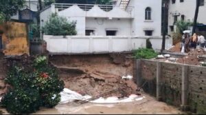 বৃষ্টিতে বহুতলের জন্য কেটে রাখা গর্তে ধস, বিপজ্জনক অবস্থায় দু’টি বাড়ি